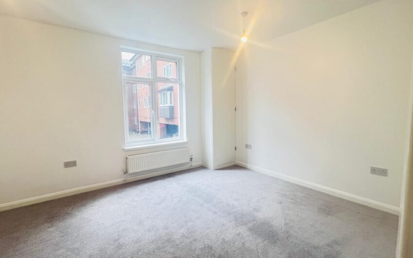 Available 4 Bedrooms Flat in Prime Location Near High Street North LU6!!!