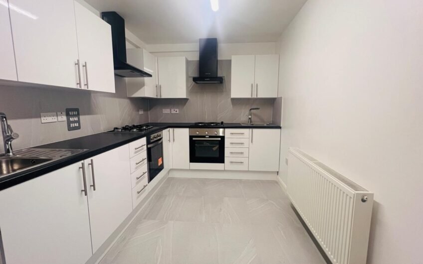 Available 4 Bedrooms Flat in Prime Location Near High Street North LU6!!!