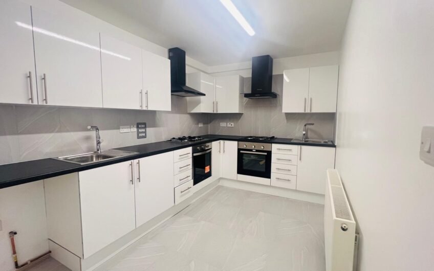 Available 4 Bedrooms Flat in Prime Location Near High Street North LU6!!!