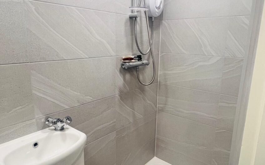 Available 4 Bedrooms Flat in Prime Location Near High Street North LU6!!!