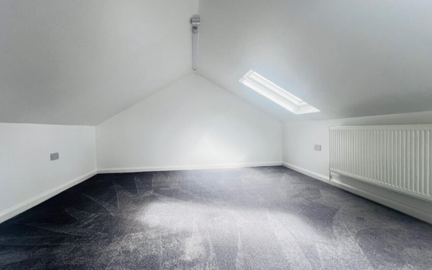 Available 4 Bedrooms Flat in Prime Location Near High Street North LU6!!!