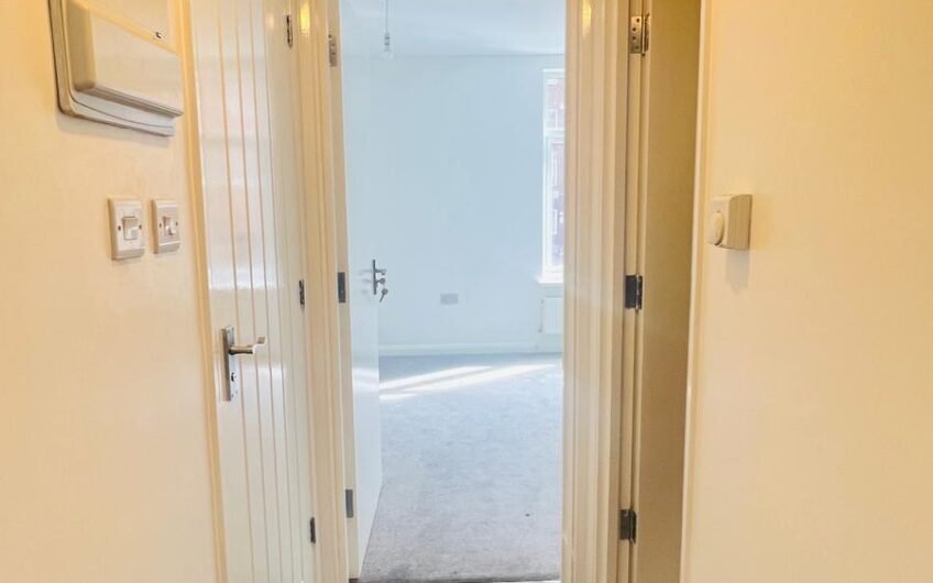 Available 4 Bedrooms Flat in Prime Location Near High Street North LU6!!!