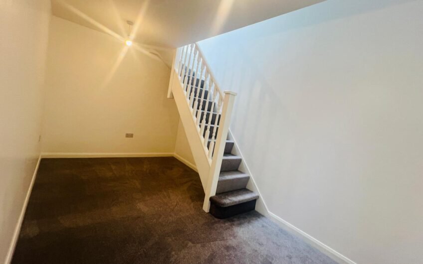 Available 4 Bedrooms Flat in Prime Location Near High Street North LU6!!!