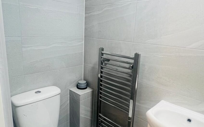 Available 4 Bedrooms Flat in Prime Location Near High Street North LU6!!!