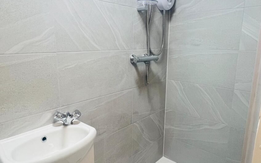 Available 4 Bedrooms Flat in Prime Location Near High Street North LU6!!!
