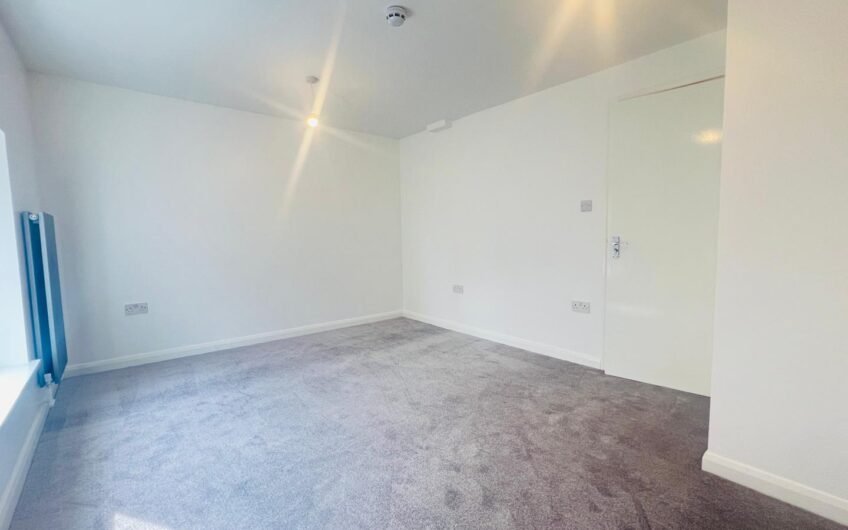 Available 4 Bedrooms Flat in Prime Location Near High Street North LU6!!!