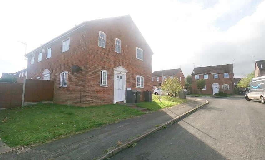 Available 1 Bedroom Charming Flat in Skua Close, Luton LU4!!!