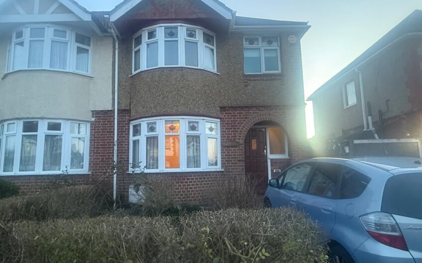 Available Spacious 3-Bedroom Home in Somerset Avenue, Luton LU2!!!