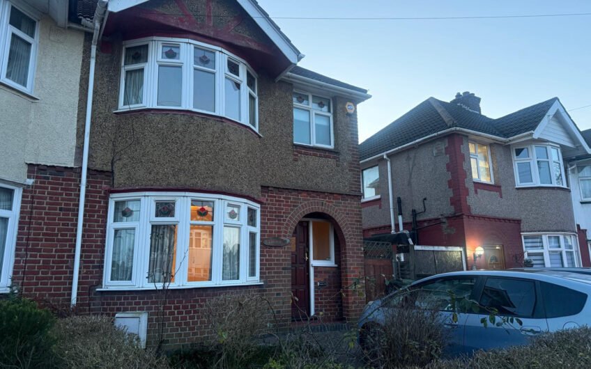 Available Spacious 3-Bedroom Home in Somerset Avenue, Luton LU2!!!