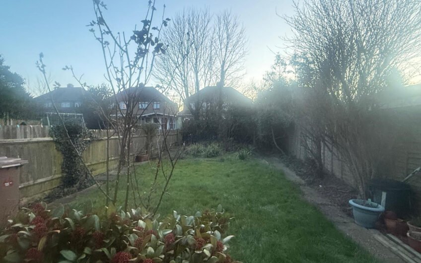 Available Spacious 3-Bedroom Home in Somerset Avenue, Luton LU2!!!