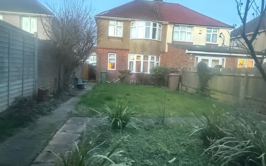 Available Spacious 3-Bedroom Home in Somerset Avenue, Luton LU2!!!