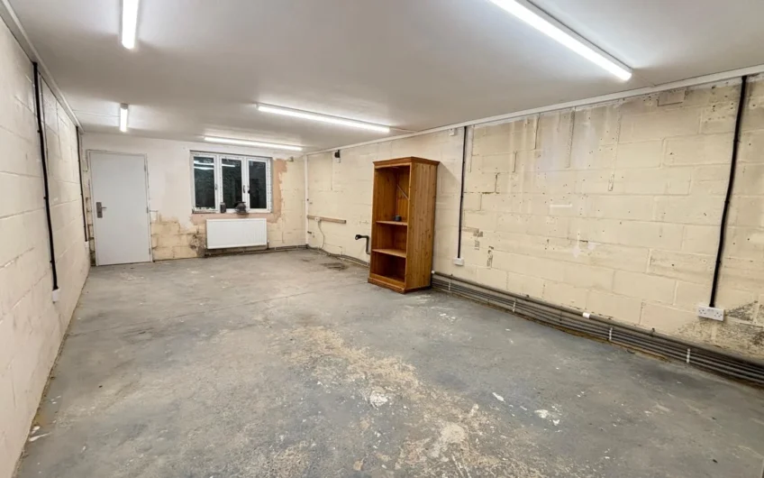 Available Commercial + Residential To Let with 4 Bedrooms Prime Location Near High Street North LU6!!!
