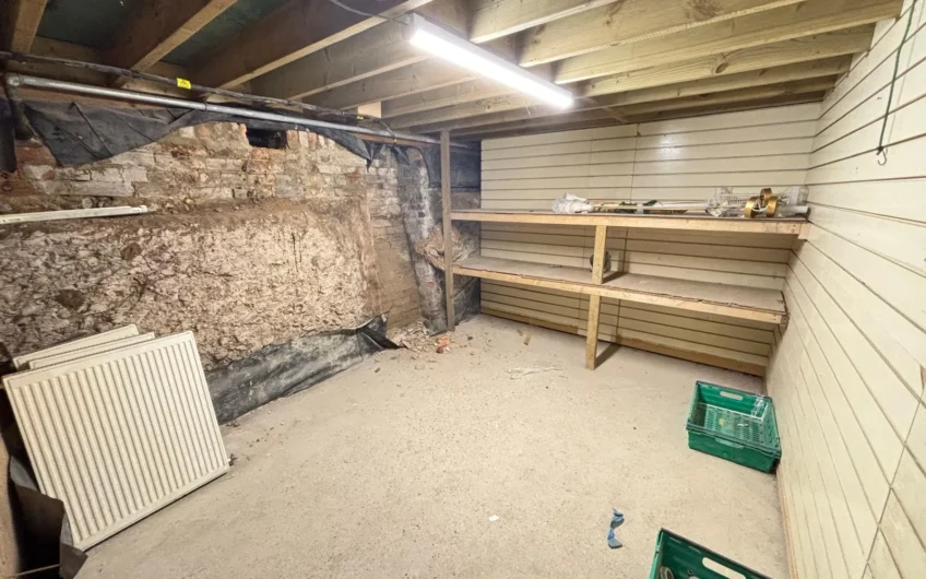 Available Commercial + Residential To Let with 4 Bedrooms Prime Location Near High Street North LU6!!!
