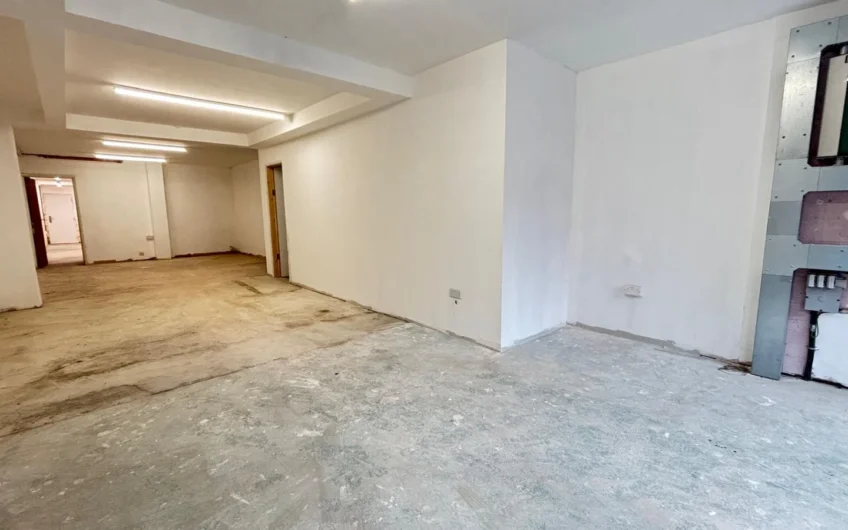 Available Commercial + Residential To Let with 4 Bedrooms Prime Location Near High Street North LU6!!!