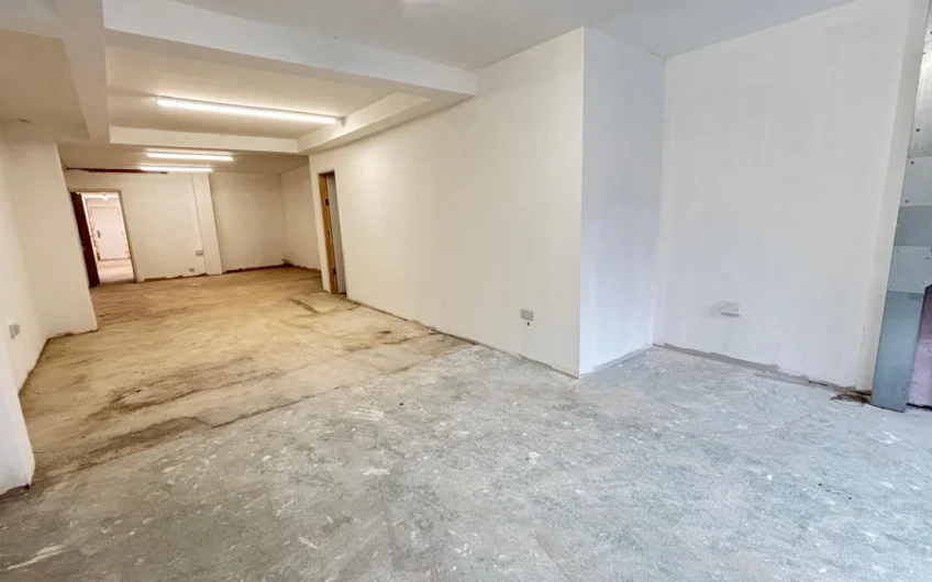 Available Commercial + Residential To Let with 4 Bedrooms Prime Location Near High Street North LU6!!!