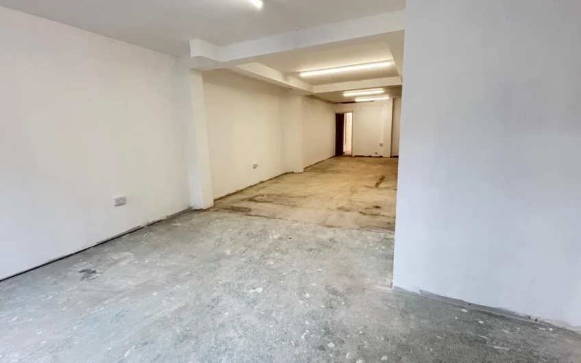 Available Commercial + Residential To Let with 4 Bedrooms Prime Location Near High Street North LU6!!!
