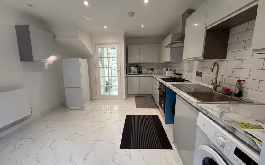 Available Stylish 4-Bedroom Townhouse with Garden & Driveway in Prime Luton LU1!!!