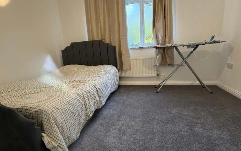 Available Stylish 4-Bedroom Townhouse with Garden & Driveway in Prime Luton LU1!!!