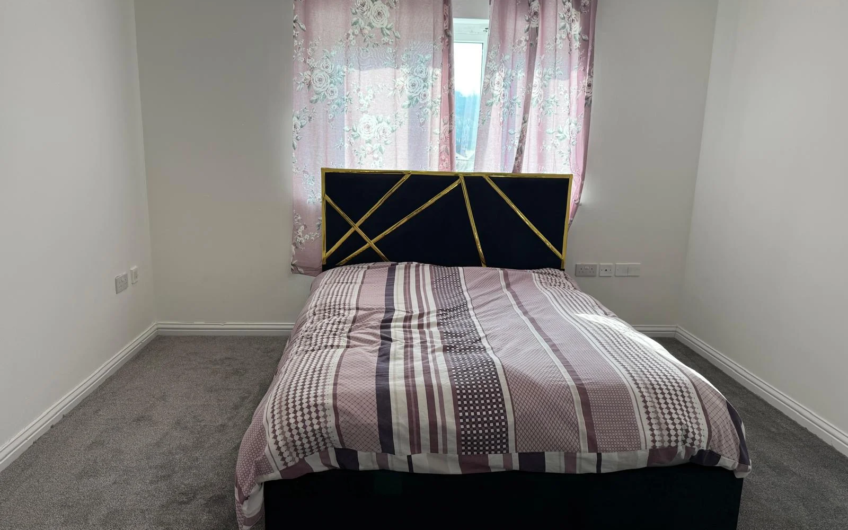 Available Stylish 4-Bedroom Townhouse with Garden & Driveway in Prime Luton LU1!!!