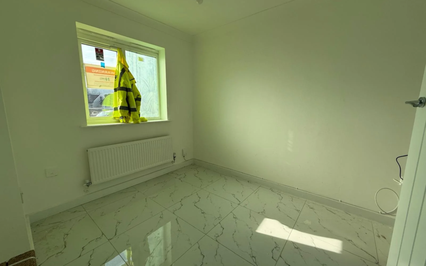 Available Stylish 4-Bedroom Townhouse with Garden & Driveway in Prime Luton LU1!!!