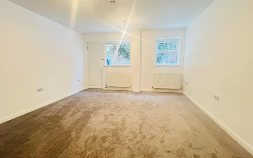 Available Commercial + Residential To Let with 4 Bedrooms Prime Location Near High Street North LU6!!!