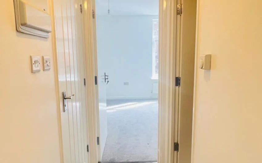 Available Commercial + Residential To Let with 4 Bedrooms Prime Location Near High Street North LU6!!!
