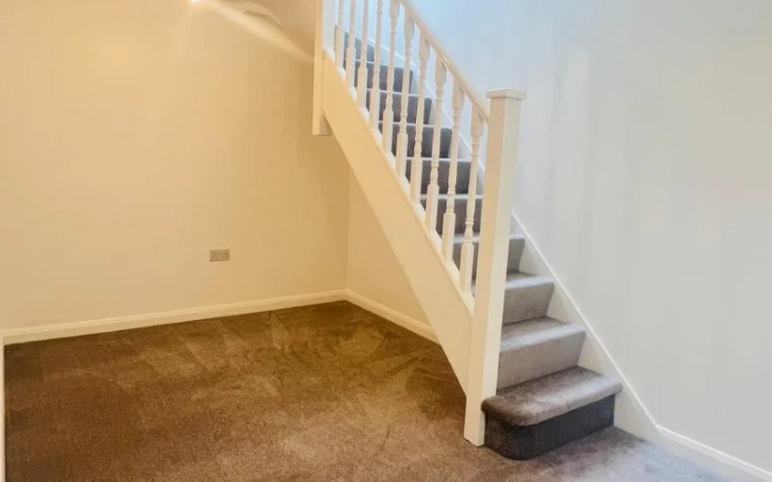 Available Commercial + Residential To Let with 4 Bedrooms Prime Location Near High Street North LU6!!!