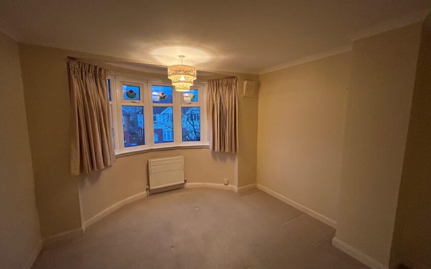 Available Spacious 3-Bedroom Home in Somerset Avenue, Luton LU2!!!