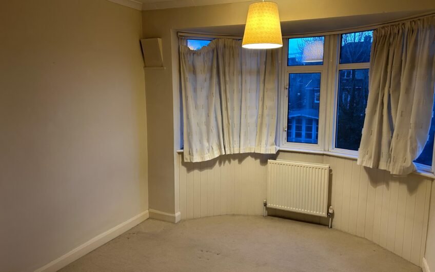 Available Spacious 3-Bedroom Home in Somerset Avenue, Luton LU2!!!