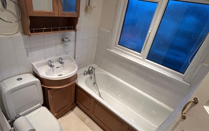 Available Spacious 3-Bedroom Home in Somerset Avenue, Luton LU2!!!