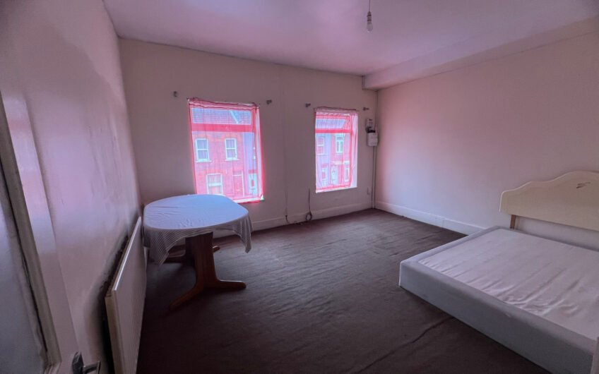 Available for sale, Fully Tenanted Semi-Commercial Freehold property with 1 Bedroom in LU4!!!