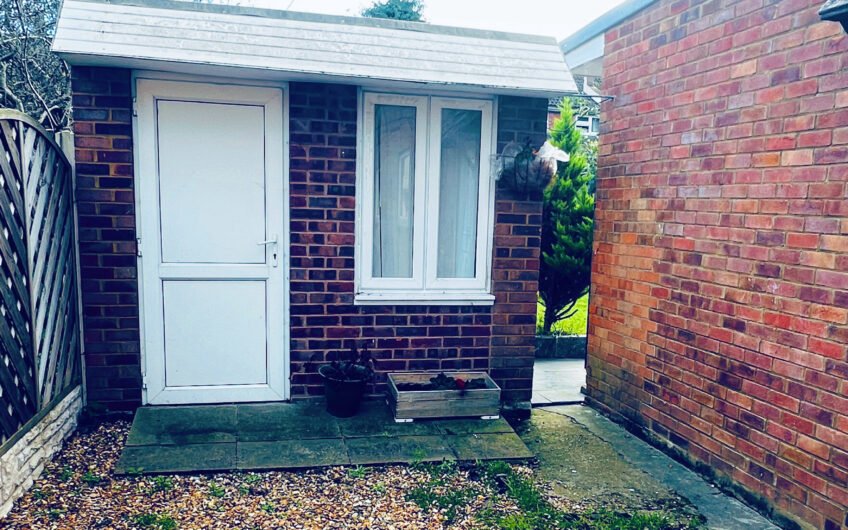 Luxurious 3-Bedroom Semi-Detached House with an Additional Garden Room – Fully Furnished in Heart of Luton LU4!!!