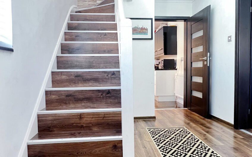 Luxurious 3-Bedroom Semi-Detached House with an Additional Garden Room – Fully Furnished in Heart of Luton LU4!!!