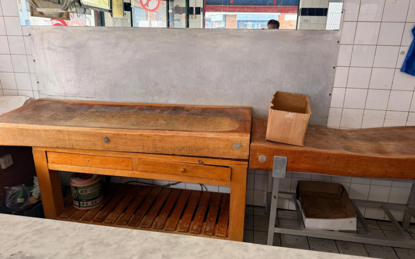 Available Butcher Shop + 1-Bedroom Flat for Rent in Ash Road, Luton LU4!!!