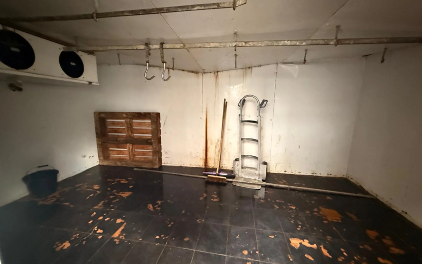 Available for rent a Butcher shop floor 500 sqft in Ash Road Luton LU4!!!