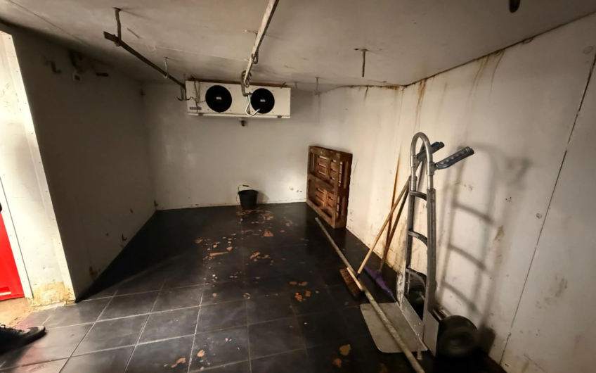 Available for rent a Butcher shop floor 500 sqft in Ash Road Luton LU4!!!