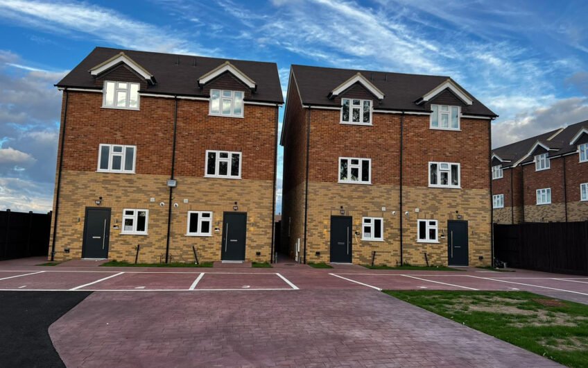 For Rent, Spacious 4-Bedroom Family Home with Garden & Parking in Houghton Regis LU5!!!