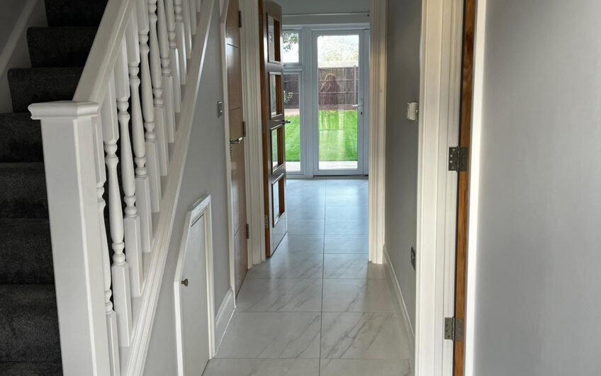 For Rent, Spacious 4-Bedroom Family Home with Garden & Parking in Houghton Regis LU5!!!