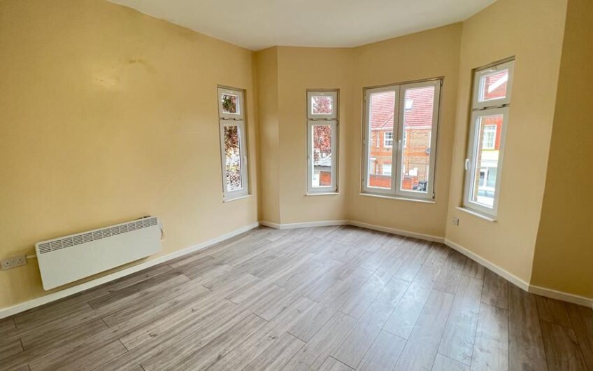 Stylish Newly Refurbished 4-Beds Flat for rent in the Heart of Dunstable LU6!!!