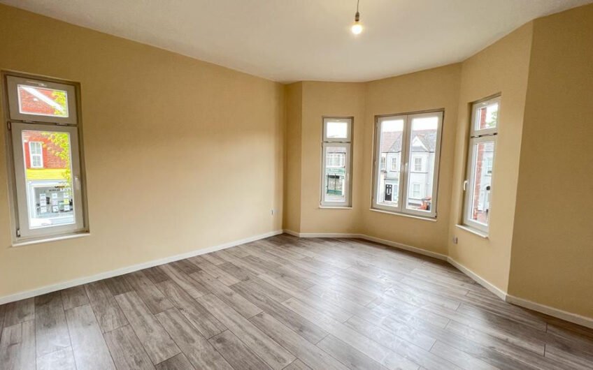 Stylish Newly Refurbished 4-Beds Flat for rent in the Heart of Dunstable LU6!!!