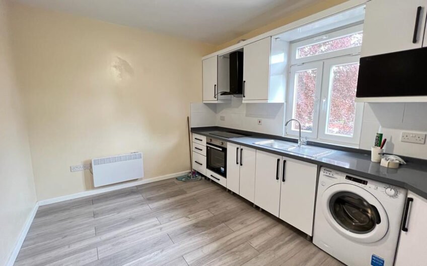 Stylish Newly Refurbished 4-Beds Flat for rent in the Heart of Dunstable LU6!!!