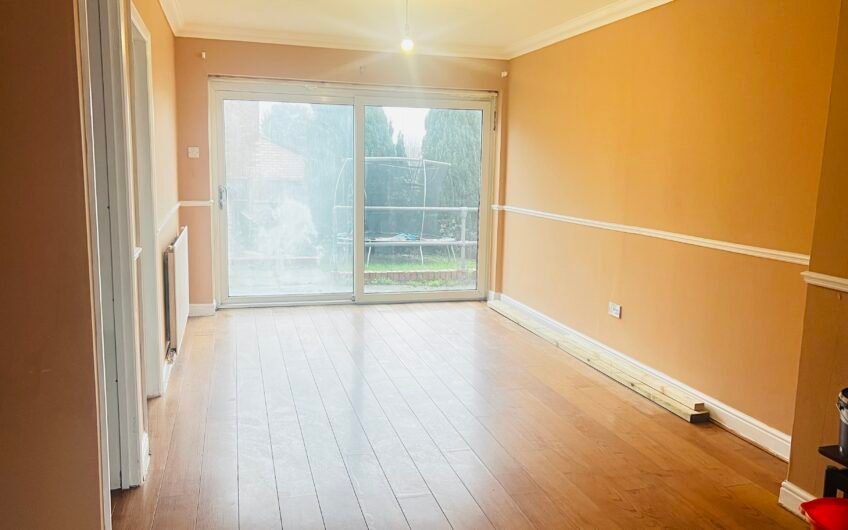 Available for rent, Spacious & Stylish 4-Bedrooms terraced house in a Prime Location Luton LU4!!!