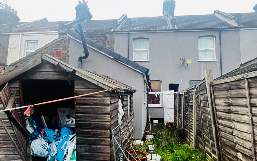 Available for Rent, Bright & Comfortable 2-Bed Terraced House with Double Glazing in Luton LU3!!!