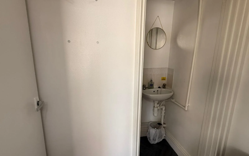 High-Visibility Corner Shop for Rent, Perfect for Any Business in Northampton NN4!!