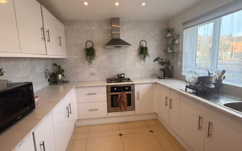 Available for rent – spacious 3-Bedrooms Semi-Detached House with Garden & Parking in Luton LU3!!!