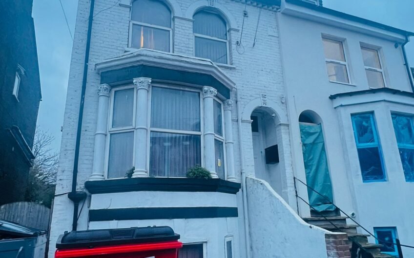 Available a room in a Shared 2-Bedroom Flat in Luton LU3!!!