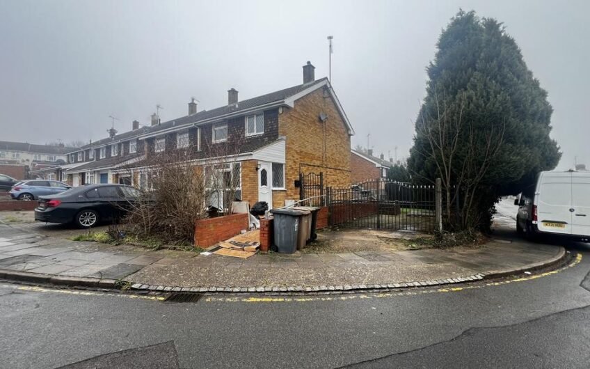 Spacious 4-Bedrooms Family Home with Driveway Parking in Luton LU4!!!