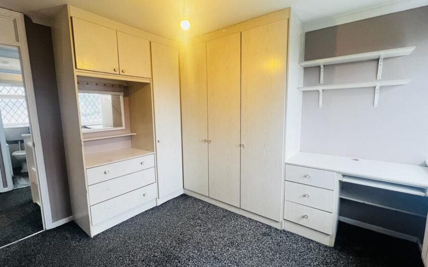 Spacious 4-Bedrooms Family Home with Driveway Parking in Luton LU4!!!