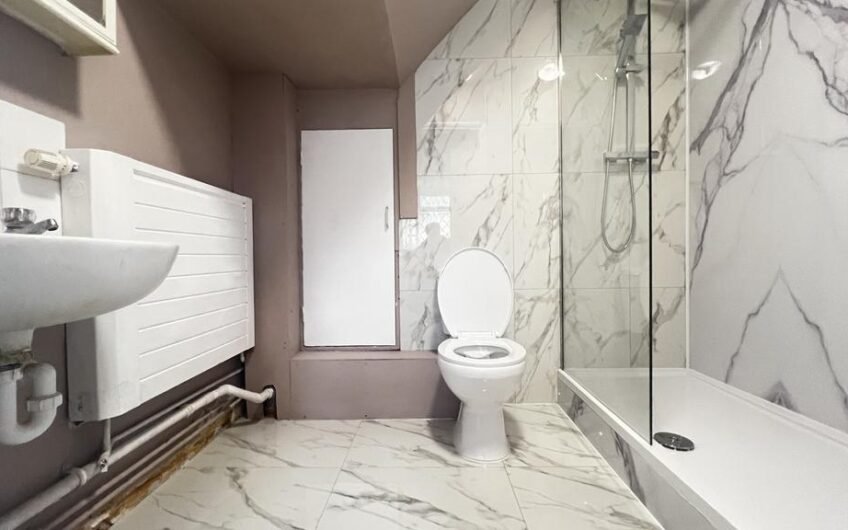 Spacious 4-Bedrooms Family Home with Driveway Parking in Luton LU4!!!