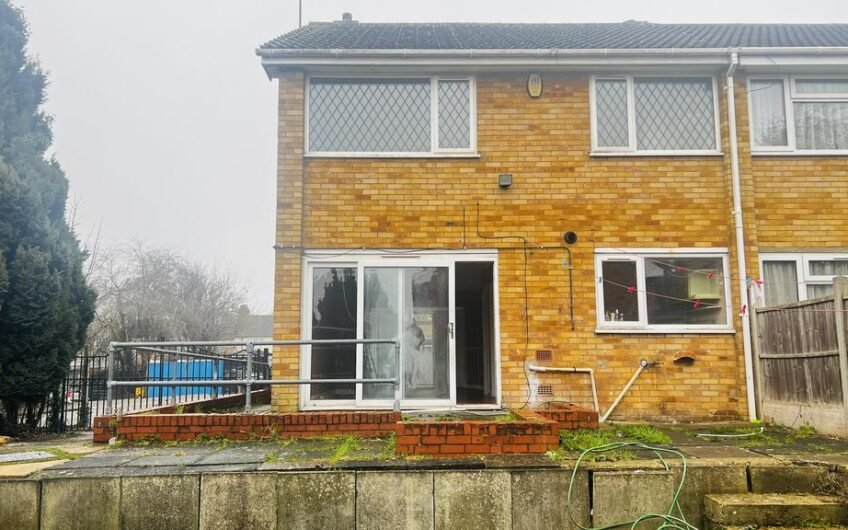 Spacious 4-Bedrooms Family Home with Driveway Parking in Luton LU4!!!